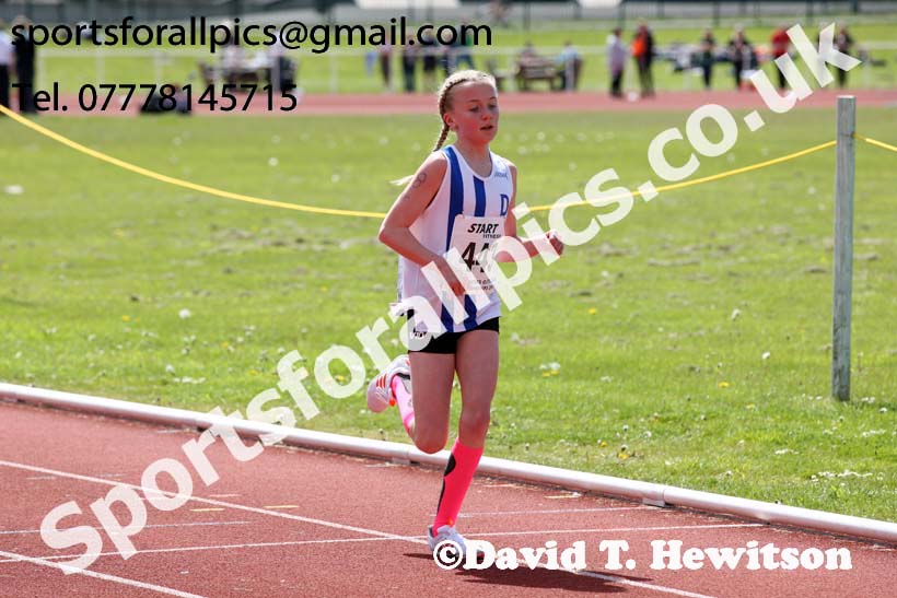 Girls under-13s 1500 metres, 2019 North Eastern Track and Field Champs., Middlesbrough. Photo:  David T. Hewitson/Sports for All Pics